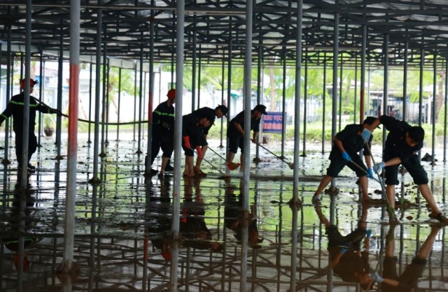 Tổ công tác triển khai dọn dẹp vệ sinh, thu gom rác thải, đẩy bùn đất, rửa sạch sân bãi, hành lang của bệnh viện. Tổ công tác triển khai dọn dẹp vệ sinh, thu gom rác thải, đẩy bùn đất, rửa sạch sân bãi, hành lang của bệnh viện.