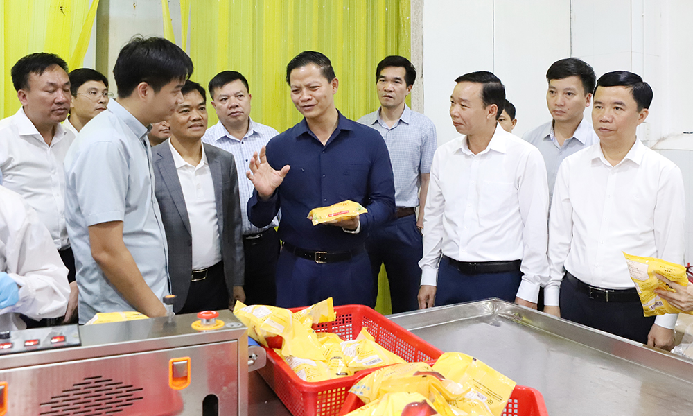 Đồng chí Vương Quốc Tuấn thăm dây chuyền chế biến nông sản của Công ty Cổ phần xuất nhập khẩu thực phẩm Toàn Cầu. Đồng chí Vương Quốc Tuấn thăm dây chuyền chế biến nông sản của Công ty Cổ phần xuất nhập khẩu thực phẩm Toàn Cầu.