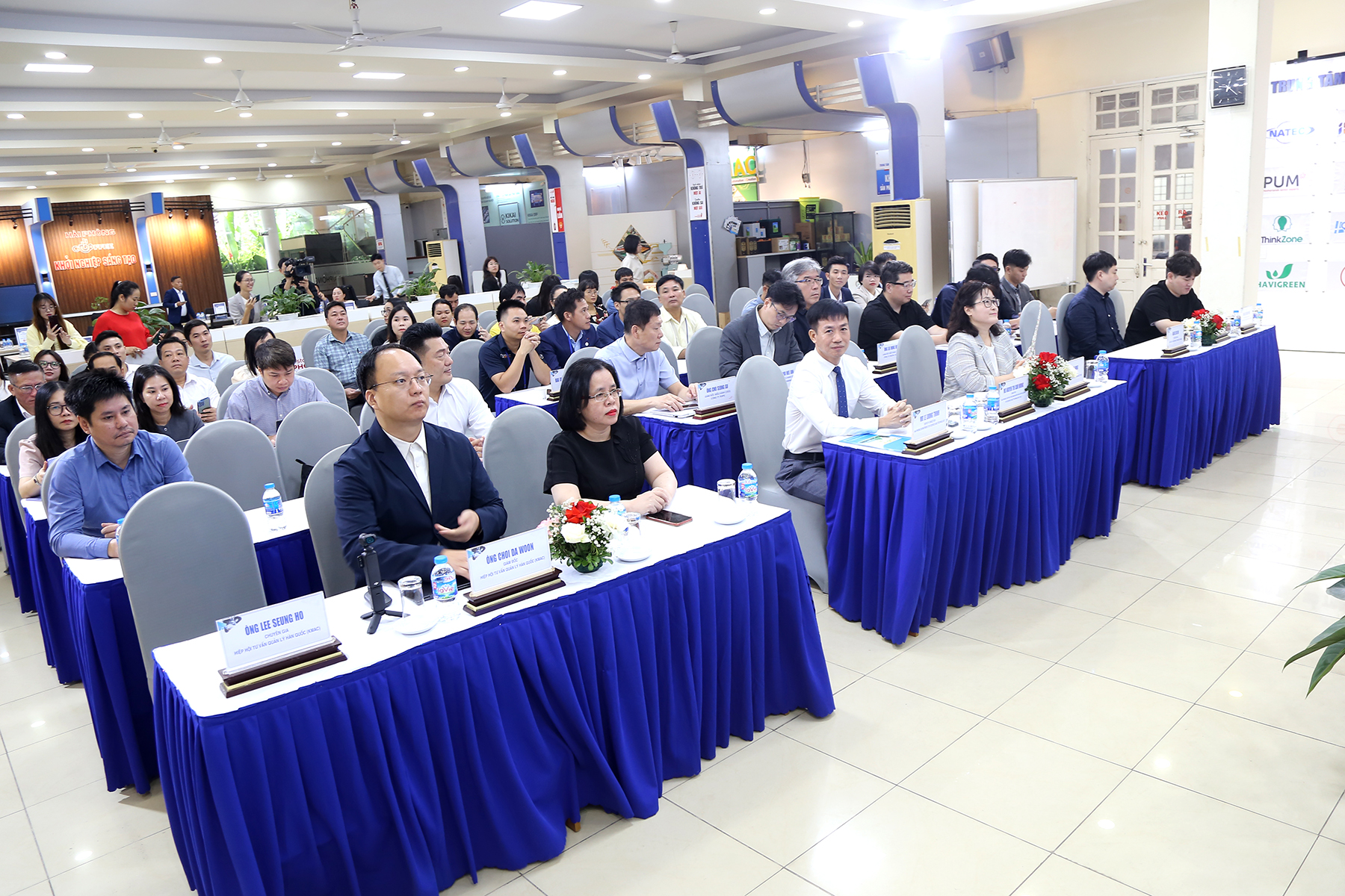 Quang cảnh phiên kết nối. Quang cảnh phiên kết nối.