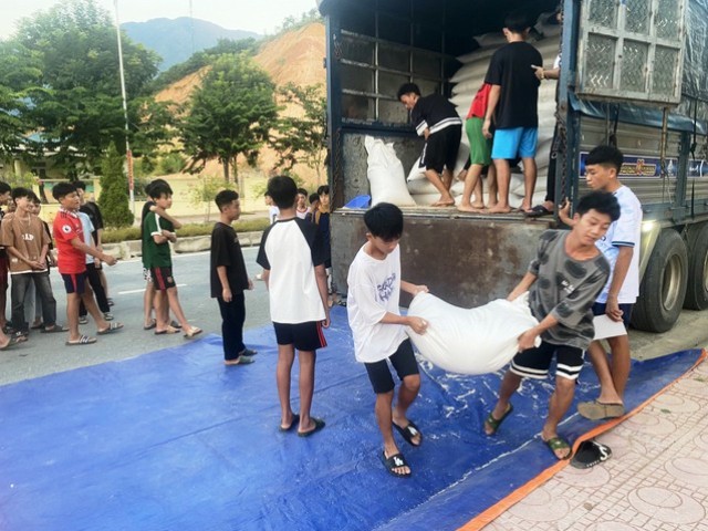 Nghệ An phân bổ hơn 2.180 tấn gạo hỗ trợ học sinh vùng khó khăn trong học kỳ I năm học 2025-2026
