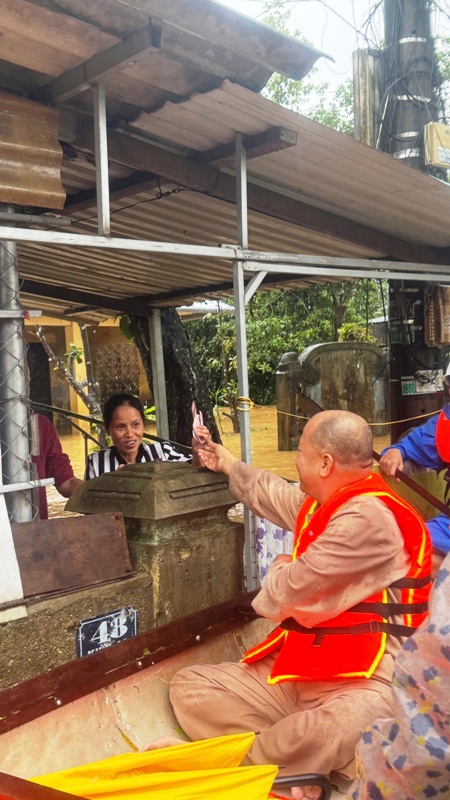 Đến các hộ nghèo đang ở tránh lụt Đến các hộ nghèo đang ở tránh lụt