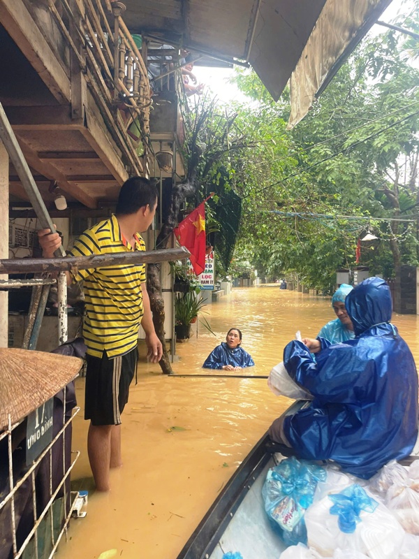Quý Thầy đi đến từng gia đình cứu trợ người dân Quý Thầy đi đến từng gia đình cứu trợ người dân