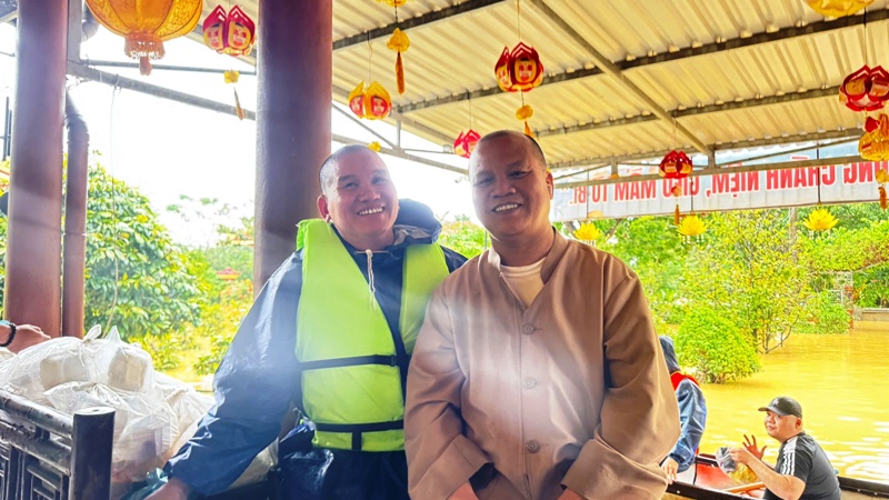 sẵn sàng lên đường cứu trợ với nụ cười luôn nở trên môi sẵn sàng lên đường cứu trợ với nụ cười luôn nở trên môi