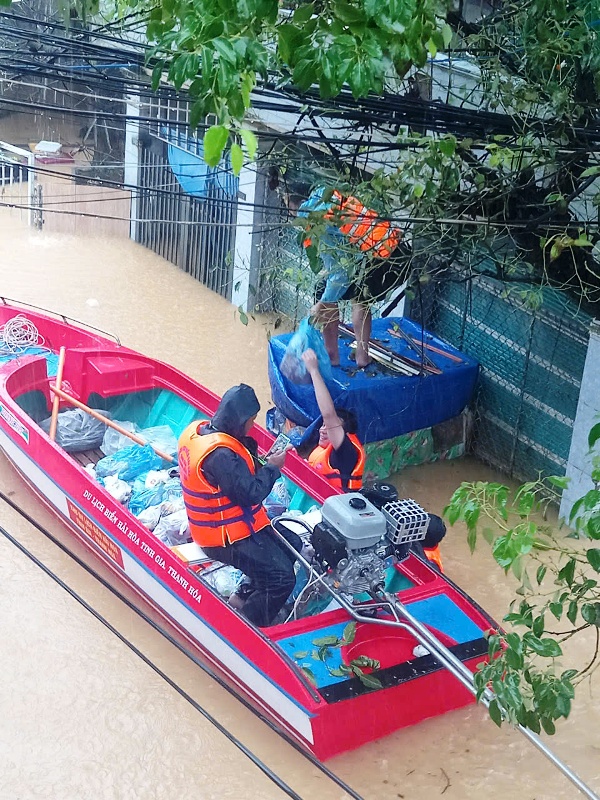 Nhà bà Nguyễn Thị Kim Cúc được cứu trợ sau cả ngày ăn mì tôm sống Nhà bà Nguyễn Thị Kim Cúc được cứu trợ sau cả ngày ăn mì tôm sống