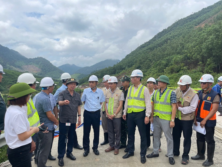 Phó Thủ tướng chỉ đạo tiếp tục cấm toàn bộ phương tiện lưu thông qua đoạn đường có nguy cơ mất an toàn, không để người dân đi nhầm vào khu vực nguy hiểm - Ảnh: VGP/Minh Khôi Phó Thủ tướng chỉ đạo tiếp tục cấm toàn bộ phương tiện lưu thông qua đoạn đường có nguy cơ mất an toàn, không để người dân đi nhầm vào khu vực nguy hiểm - Ảnh: VGP/Minh Khôi