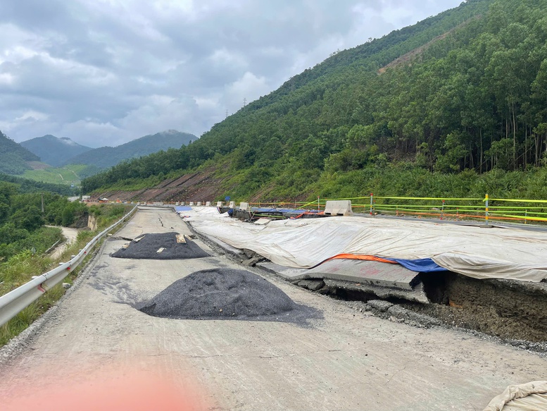 Do mưa lớn kéo dài, nhiều vị trí trên tuyến cao tốc La Sơn - Hòa Liên bị sạt lở, hư hỏng nặng - Ảnh: VGP/Minh Khôi Do mưa lớn kéo dài, nhiều vị trí trên tuyến cao tốc La Sơn - Hòa Liên bị sạt lở, hư hỏng nặng - Ảnh: VGP/Minh Khôi