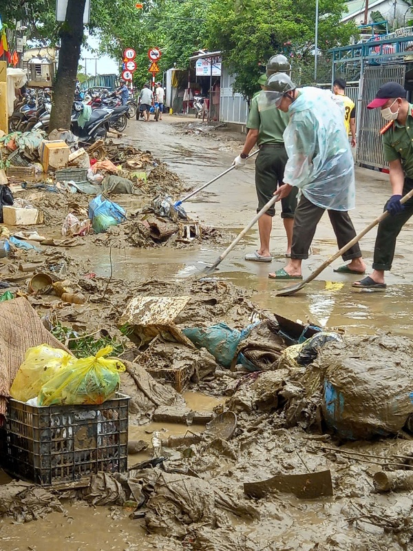 Công an Phường Vỹ Dạ đang dọn bùn sau lụt ở Cồn Hến Công an Phường Vỹ Dạ đang dọn bùn sau lụt ở Cồn Hến