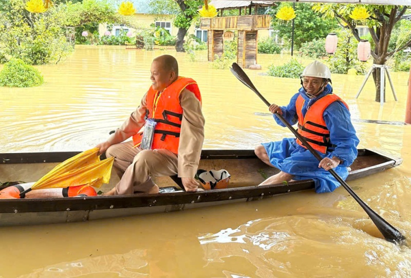 Thầy Thích Nhật Tuệ cùng Tổ trưởng Dân phố 13 chèo thuyền đi cứu trợ người dân Thầy Thích Nhật Tuệ cùng Tổ trưởng Dân phố 13 chèo thuyền đi cứu trợ người dân
