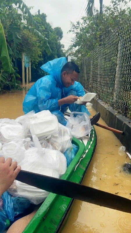Đoàn cứu trợ của Chùa Pháp Hải các Phật tử ăn tạm để đi cứu trợ suốt ngày đêm Đoàn cứu trợ của Chùa Pháp Hải các Phật tử ăn tạm để đi cứu trợ suốt ngày đêm