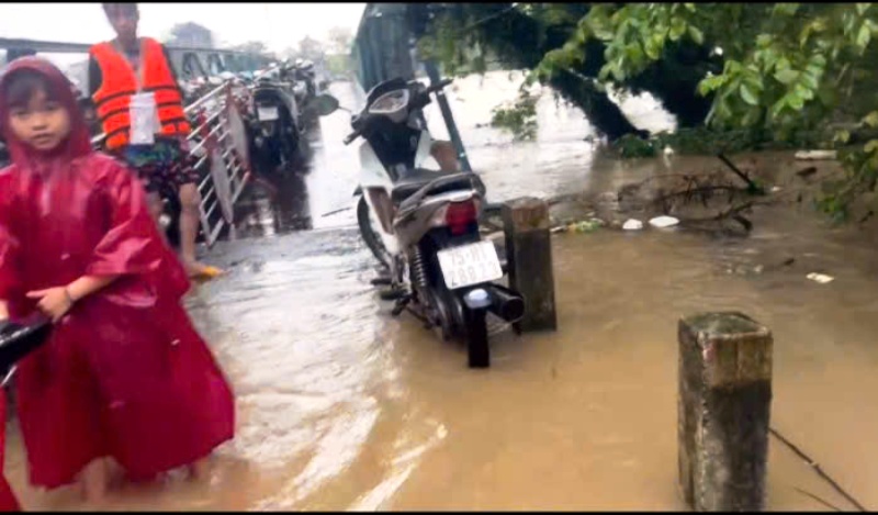 Cầu Phú Lưu- phường Vỹ Dạ, nước tràn qua đầu cầu cắt đứt Cồn Hến với đất liền Cầu Phú Lưu- phường Vỹ Dạ, nước tràn qua đầu cầu cắt đứt Cồn Hến với đất liền