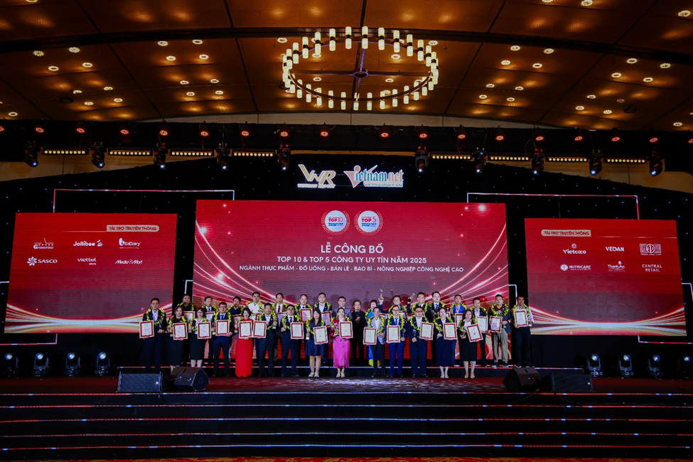 Các đại diện doanh nghiệp tại Lễ Công Bố Top 10 Công Ty Uy Tín 2025 Các đại diện doanh nghiệp tại Lễ Công Bố Top 10 Công Ty Uy Tín 2025