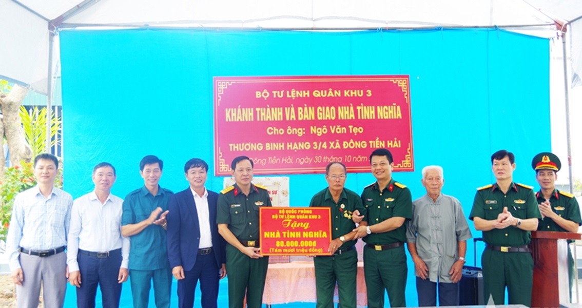 Các đại biểu dự buổi khánh thành, bàn giao nhà tình nghĩa. Các đại biểu dự buổi khánh thành, bàn giao nhà tình nghĩa.