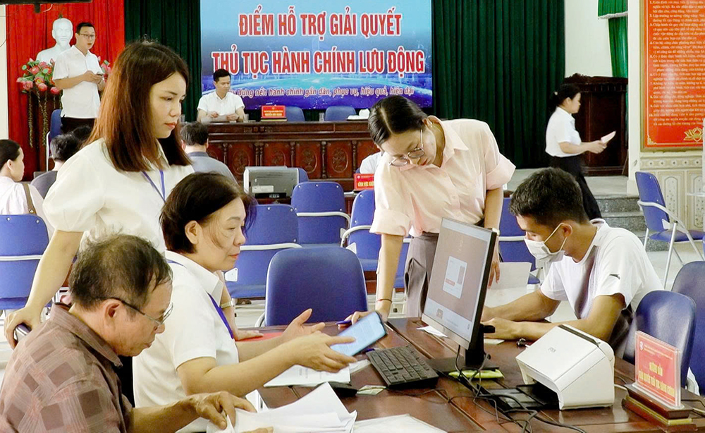 Cán bộ tiếp nhận, giải quyết thủ tục hành chính lưu động cho người dân tại khu phố Doi Sóc (phường Từ Sơn)- một cách làm sáng tạo của địa phương.
