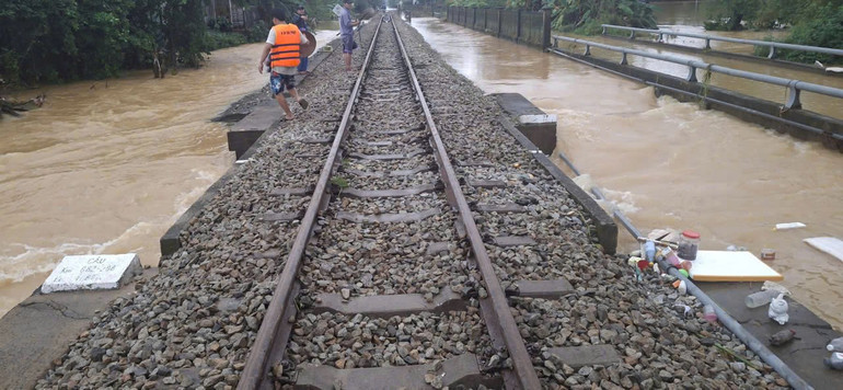 Đá được bổ sung tại các vị trí bị trôi, hỏng, bảo đảm thông tuyến.