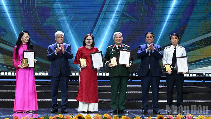 Thủ tướng Phạm Minh Chính và Chủ tịch Ủy ban Trung ương Mặt trận Tổ quốc Việt Nam Đỗ Văn Chiến (lần lượt thứ 2 và 5 từ phải sang) trao giải A tặng các tác giả, đại diện nhóm tác giả. (Ảnh: TRẦN HẢI) Thủ tướng Phạm Minh Chính và Chủ tịch Ủy ban Trung ương Mặt trận Tổ quốc Việt Nam Đỗ Văn Chiến (lần lượt thứ 2 và 5 từ phải sang) trao giải A tặng các tác giả, đại diện nhóm tác giả. (Ảnh: TRẦN HẢI)