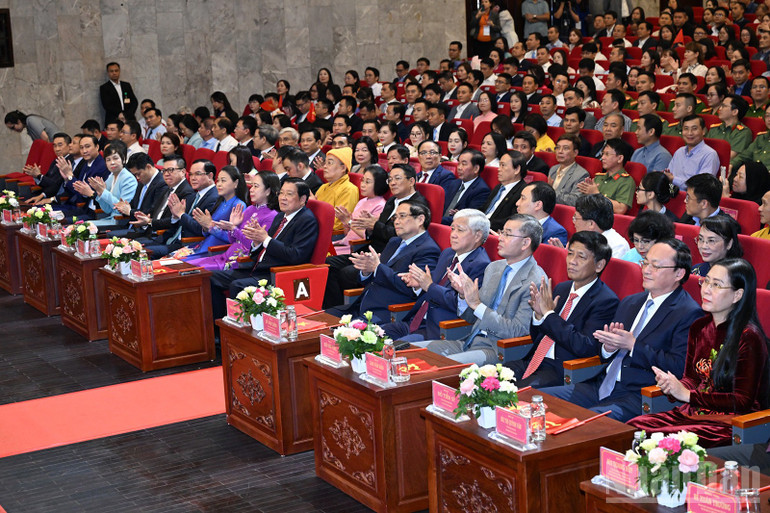 Các đồng chí Lãnh đạo Đảng, Nhà nước, đại diện các ban, bộ, ngành, đoàn thể Trung ương, cơ quan báo chí dự buổi lễ. (Ảnh: TRẦN HẢI) Các đồng chí Lãnh đạo Đảng, Nhà nước, đại diện các ban, bộ, ngành, đoàn thể Trung ương, cơ quan báo chí dự buổi lễ. (Ảnh: TRẦN HẢI)