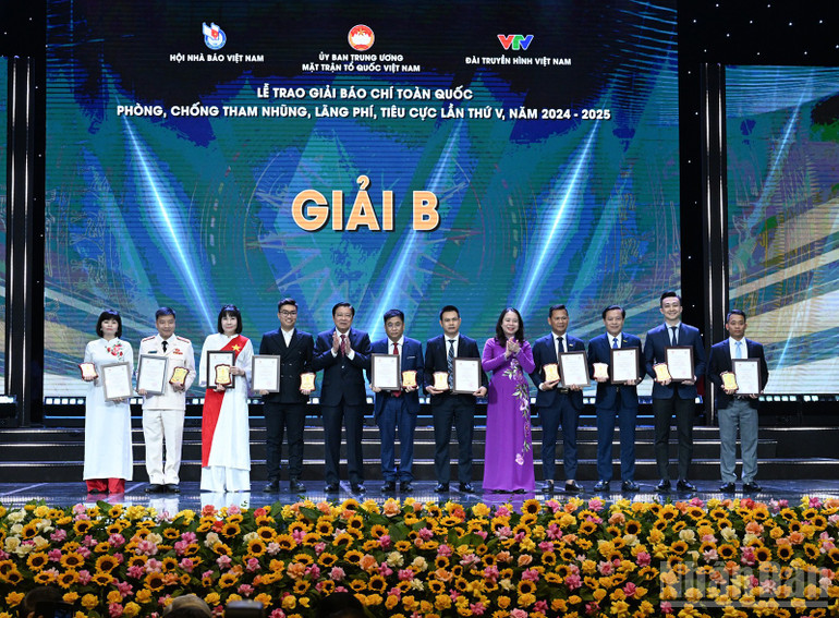 Các đồng chí Phan Đình Trạc, Võ Thị Ánh Xuân (thứ 5 và 8 từ trái sang) trao giải B tặng các tác giả, đại diện nhóm tác giả. (Ảnh: TRẦN HẢI) Các đồng chí Phan Đình Trạc, Võ Thị Ánh Xuân (thứ 5 và 8 từ trái sang) trao giải B tặng các tác giả, đại diện nhóm tác giả. (Ảnh: TRẦN HẢI)