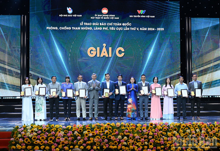 Đại diện lãnh đạo các ban, bộ, ngành trao giải C tại buổi lễ. (Ảnh: TRẦN HẢI) Đại diện lãnh đạo các ban, bộ, ngành trao giải C tại buổi lễ. (Ảnh: TRẦN HẢI)