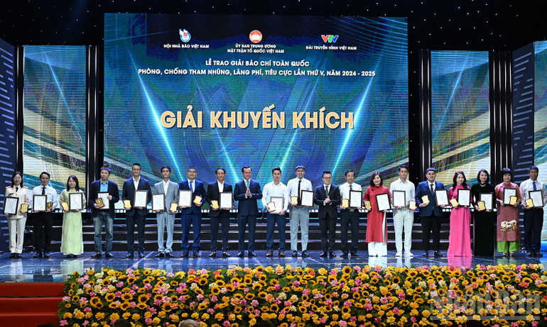Các tác giả, nhóm tác giả nhận giải Khuyến khích. (Ảnh: TRẦN HẢI) Các tác giả, nhóm tác giả nhận giải Khuyến khích. (Ảnh: TRẦN HẢI)