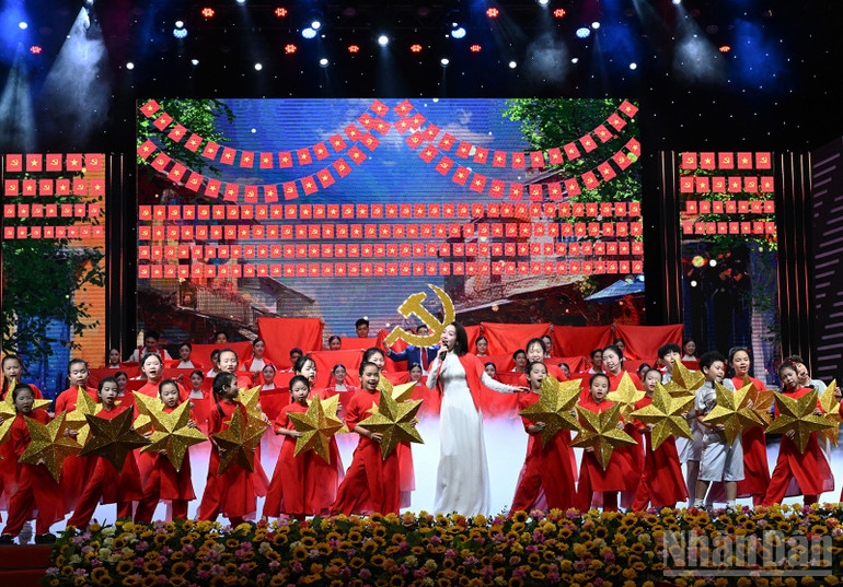 Các tiết mục văn nghệ tại buổi lễ. (Ảnh: TRẦN HẢI) Các tiết mục văn nghệ tại buổi lễ. (Ảnh: TRẦN HẢI)