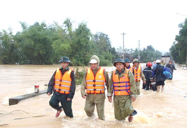 Phó Chủ tịch Thường trực HĐND TP. Đà Nẵng Trần Phước Sơn thăm người dân vùng rốn lũ Đại Lộc