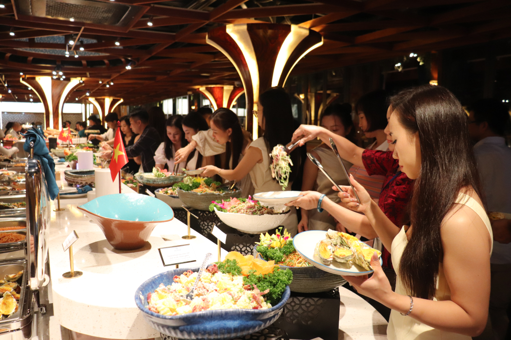 Du khách trải nghiệm ẩm thực độc đáo trên tàu. Du khách trải nghiệm ẩm thực độc đáo trên tàu.