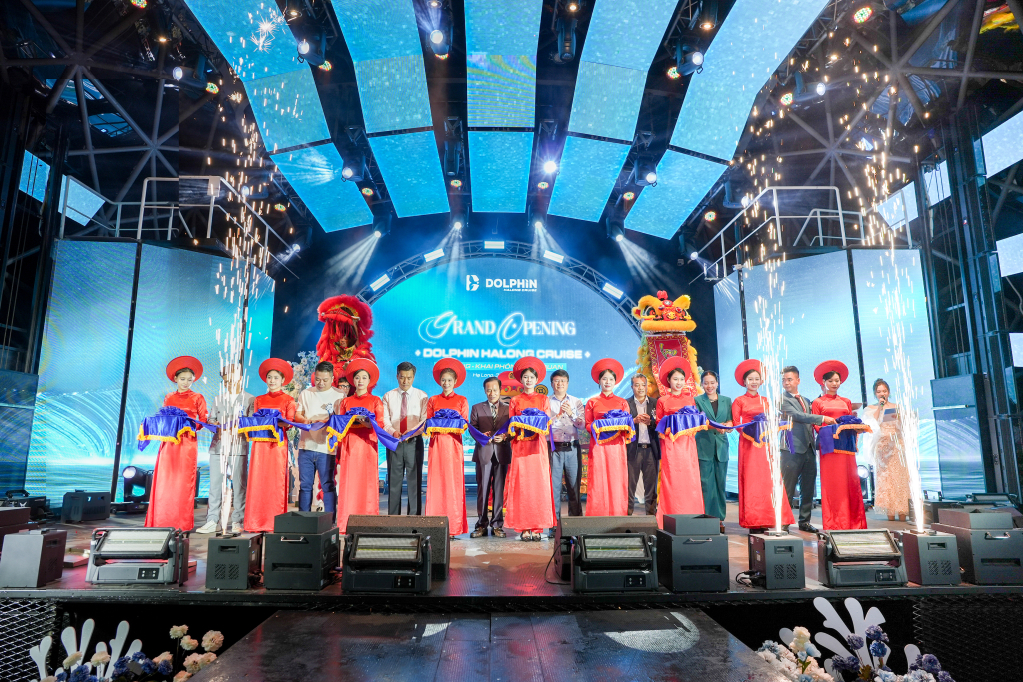 Lễ cắt băng khai trương du thuyền Dolphin. Lễ cắt băng khai trương du thuyền Dolphin.