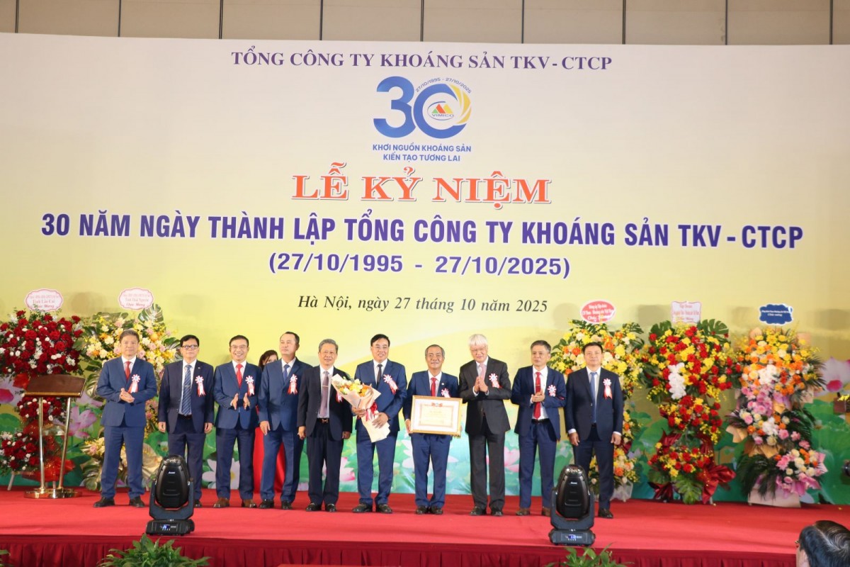 Tổng c&ocirc;ng ty vinh dự nhận bằng khen của Tổng Gi&aacute;m đốc Tập đo&agrave;n v&igrave; đ&atilde; c&oacute; th&agrave;nh t&iacute;ch đ&oacute;ng g&oacute;p cho sự nghiệp x&acirc;y dựng v&agrave; ph&aacute;t triển Tập đo&agrave;n C&ocirc;ng nghiệp Than - Kho&aacute;ng sản Việt Nam