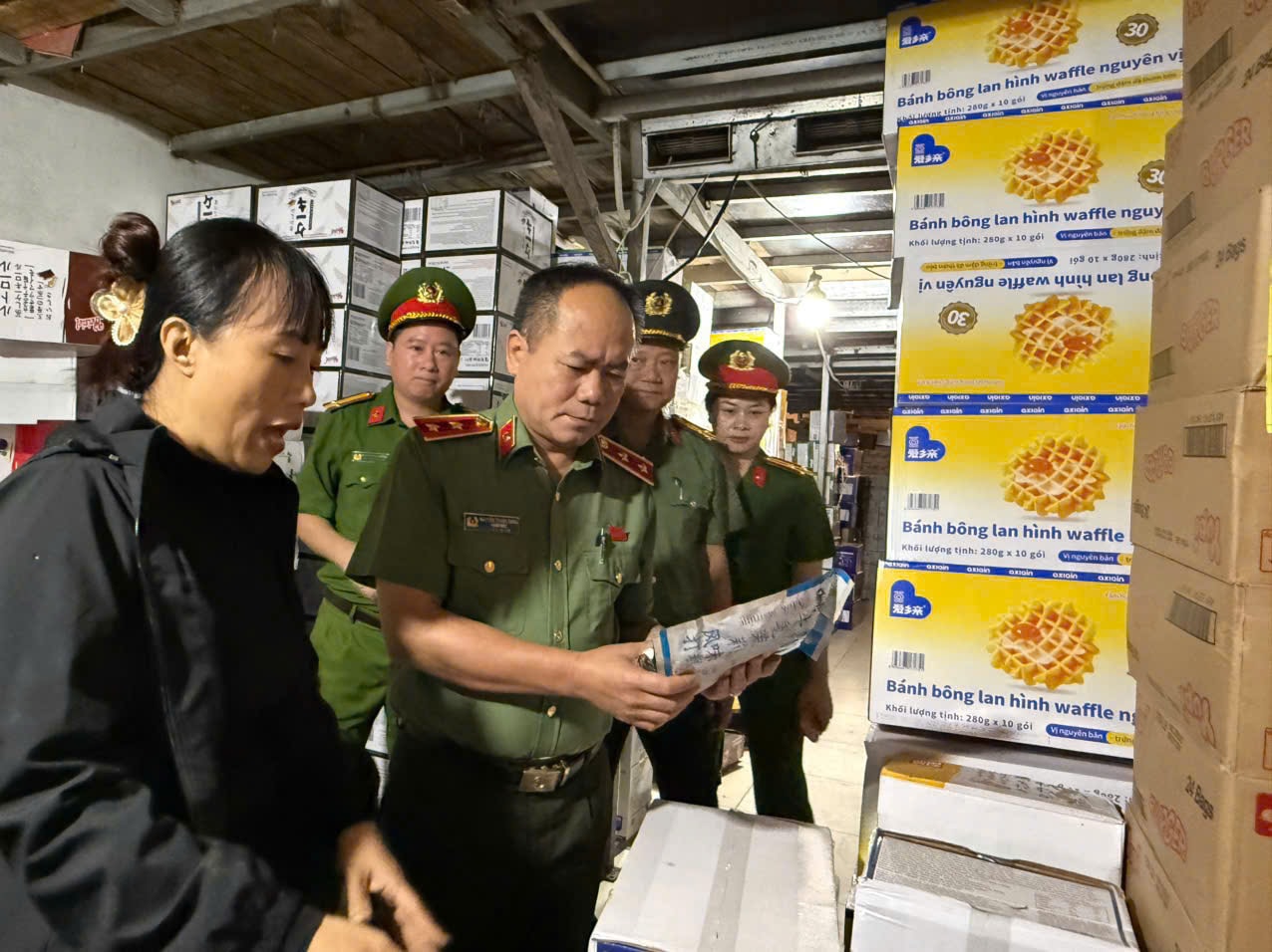 Trung tướng Nguyễn Thanh Tùng, Giám đốc Công an TP. Hà Nội kiểm tra thực tế tại một cơ sở sản xuất. Ảnh: NB Trung tướng Nguyễn Thanh Tùng, Giám đốc Công an TP. Hà Nội kiểm tra thực tế tại một cơ sở sản xuất. Ảnh: NB