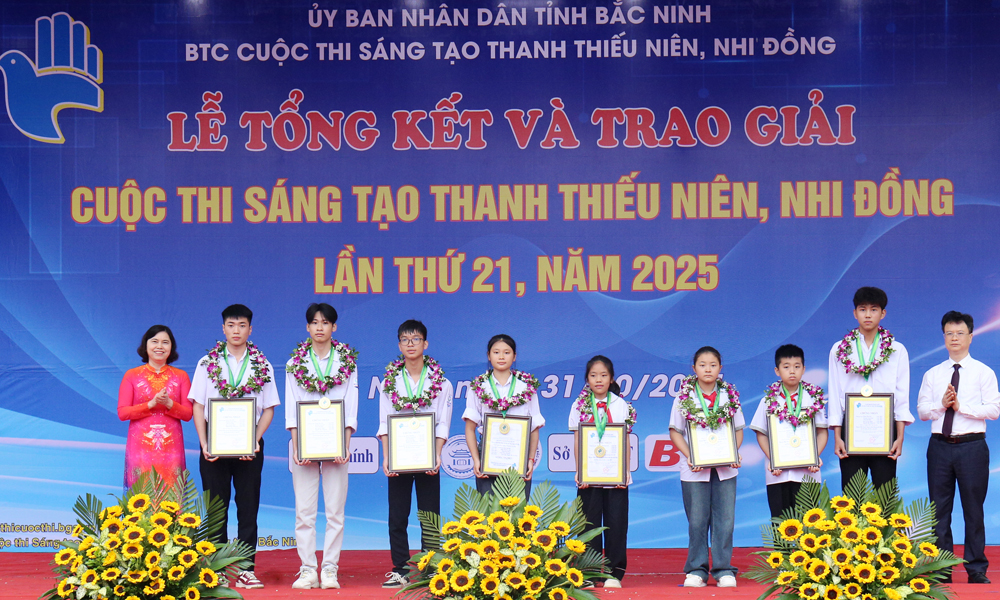 Đồng chí Trần Thị Hằng trao thưởng cho các mô hình, sản phẩm đạt giải Nhất. Đồng chí Trần Thị Hằng trao thưởng cho các mô hình, sản phẩm đạt giải Nhất.