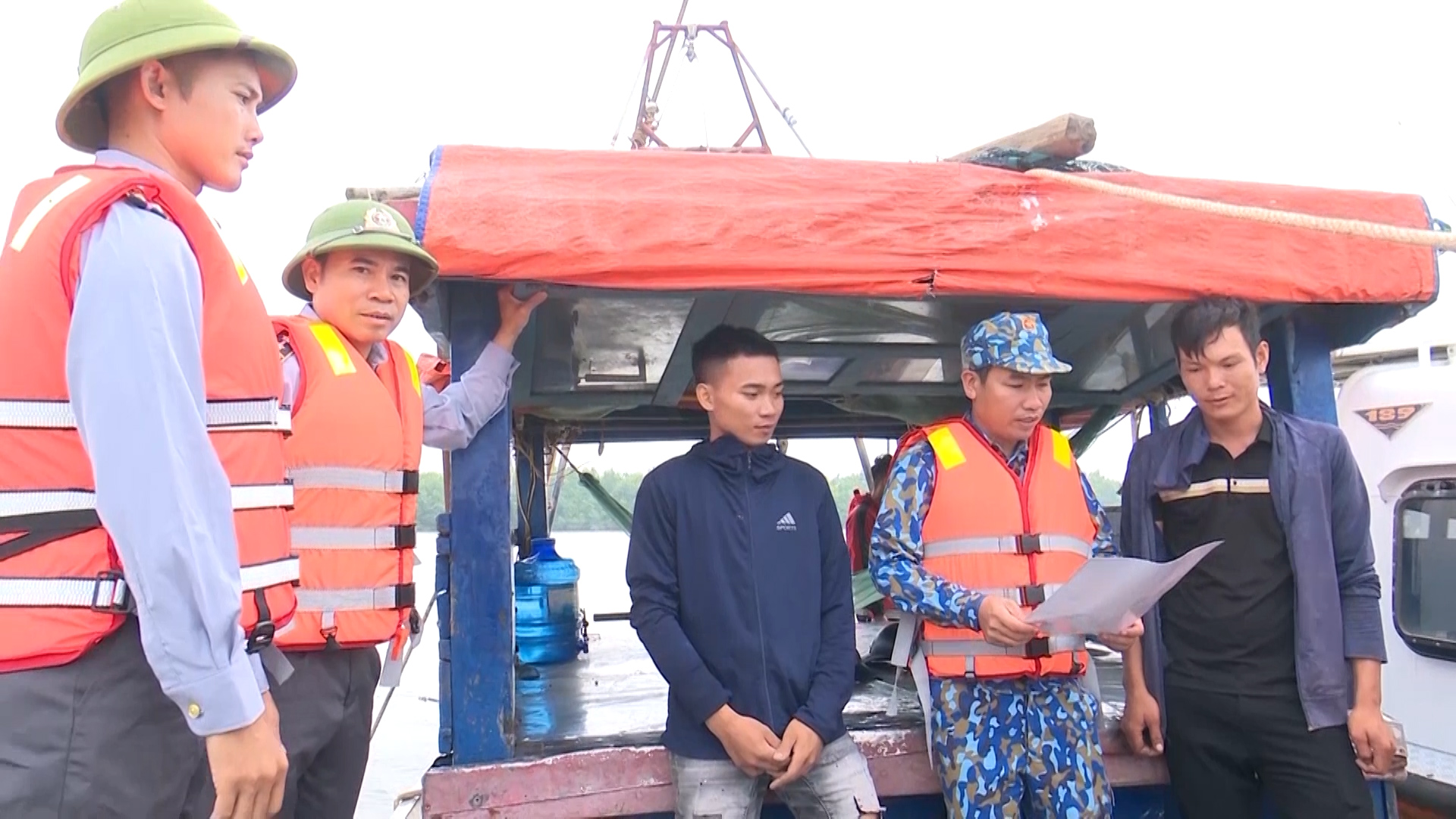 Tuần tra, kiểm tra và tuyên truyền, hướng dẫn ngư dân tuân thủ các quy định khai thác thủy, hải sản