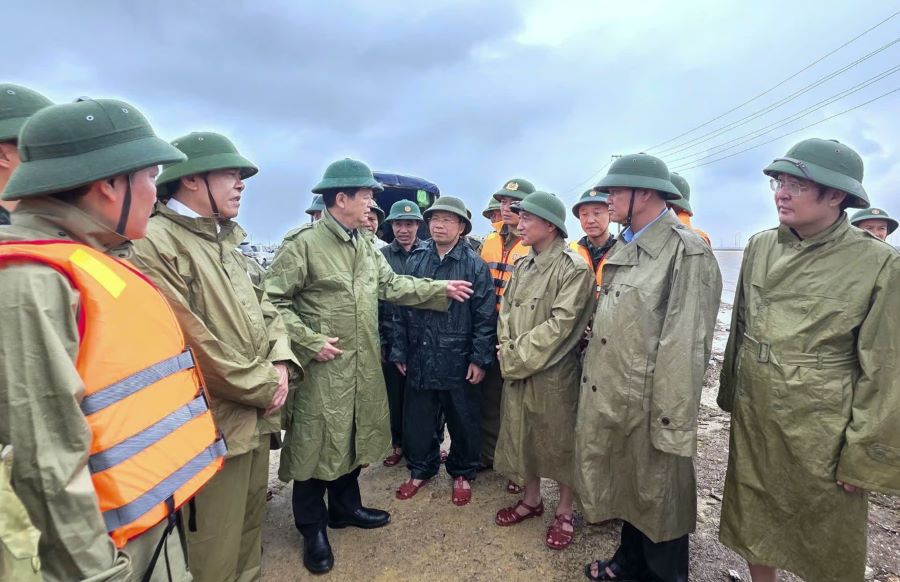 Phó Thủ tướng Chính phủ Mai Văn Chính kiểm tra công tác ứng phó với mưa, lũ tại phường Vũng Áng. Phó Thủ tướng Chính phủ Mai Văn Chính kiểm tra công tác ứng phó với mưa, lũ tại phường Vũng Áng.