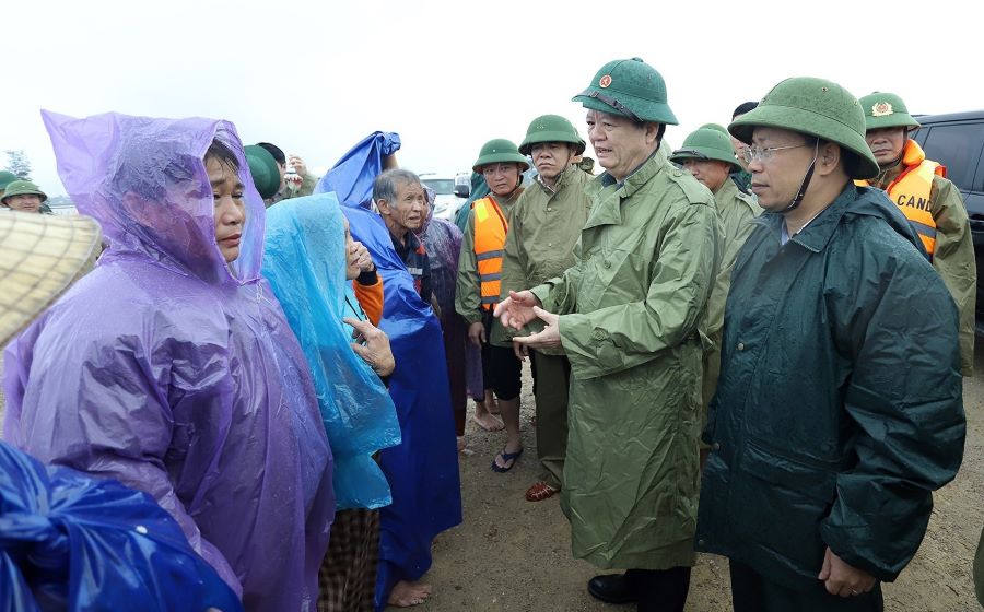 Phó Thủ tướng Mai Văn Chính kiểm tra công tác ứng phó mưa lũ tại Hà Tĩnh