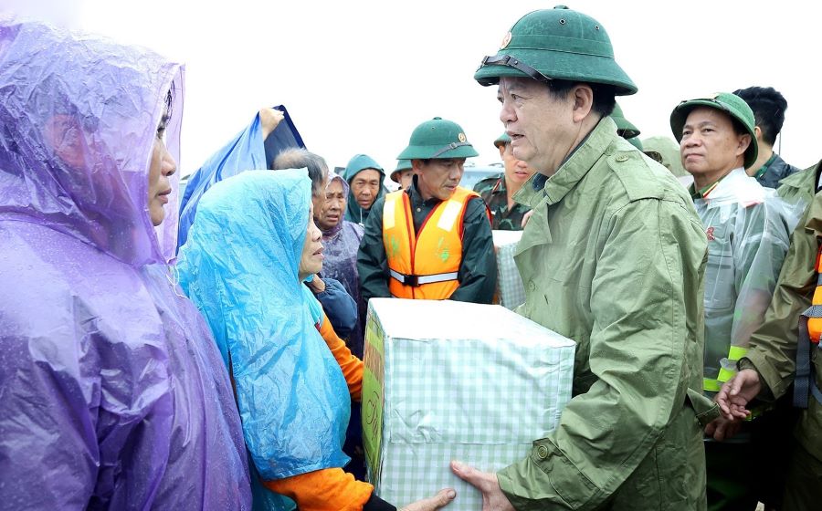 Phó Thủ tướng Mai Văn Chính tặng quà động viên người dân vùng ngập lụt Hà Tĩnh. Phó Thủ tướng Mai Văn Chính tặng quà động viên người dân vùng ngập lụt Hà Tĩnh.