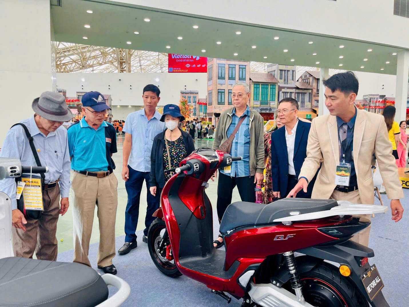 Nhân viên tư vấn giới thiệu sản phẩm cho khách tham quan Nhân viên tư vấn giới thiệu sản phẩm cho khách tham quan