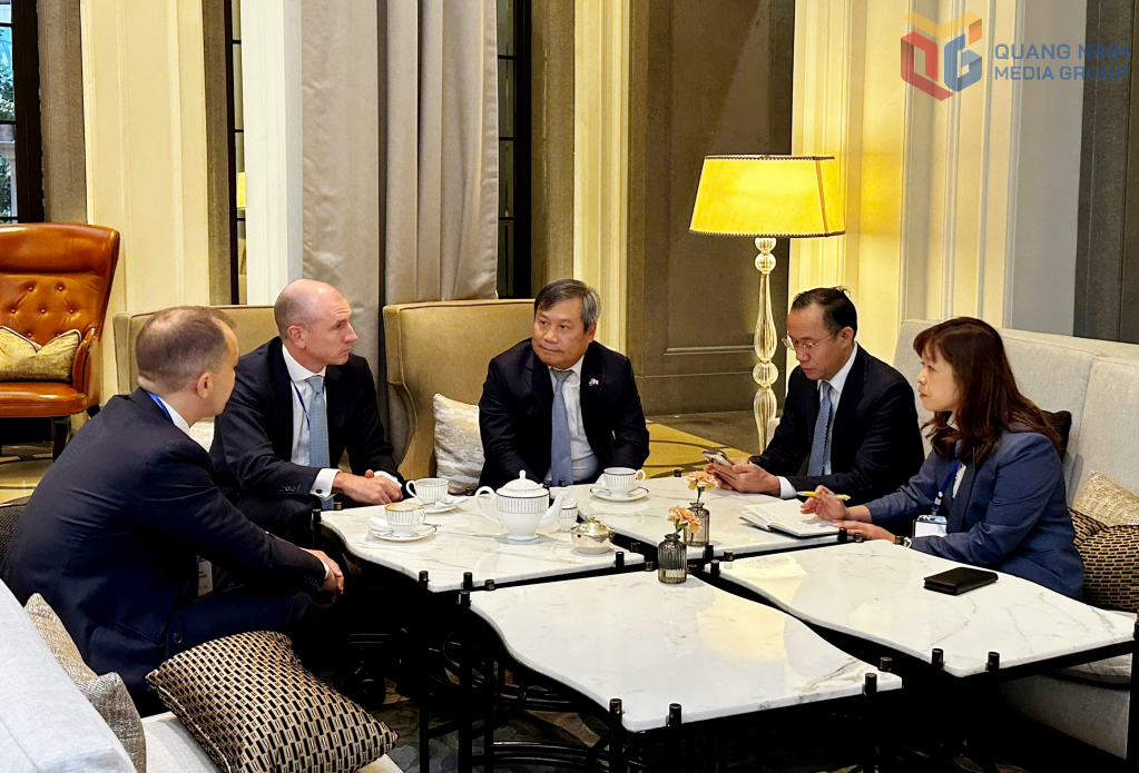 Ông Vũ Đại Thắng, Ủy viên Trung ương Đảng, Bí thư Tỉnh ủy, Trưởng Đoàn ĐBQH tỉnh Quảng Ninh trao đổi với Liên doanh Vina Cap - Haeco về Dự án Hợp tác nghiên cứu xây dựng cơ sở bảo dưỡng, sửa chữa và bảo trì máy bay tại sân bay Vân Đồn. Ông Vũ Đại Thắng, Ủy viên Trung ương Đảng, Bí thư Tỉnh ủy, Trưởng Đoàn ĐBQH tỉnh Quảng Ninh trao đổi với Liên doanh Vina Cap - Haeco về Dự án Hợp tác nghiên cứu xây dựng cơ sở bảo dưỡng, sửa chữa và bảo trì máy bay tại sân bay Vân Đồn.