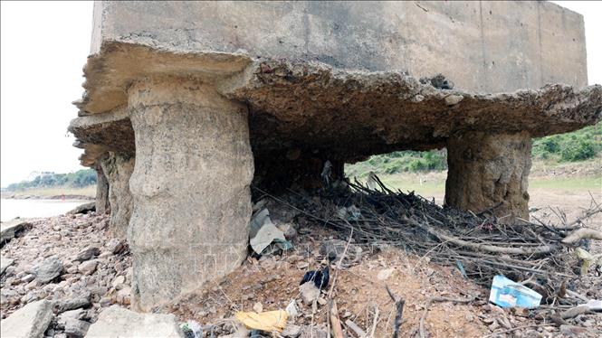 Nước Sông Lô cạn khiến nhiều trụ cầu lộ rõ các cọc móng. Ảnh: Tạ Toàn/TTXVN Nước Sông Lô cạn khiến nhiều trụ cầu lộ rõ các cọc móng. Ảnh: Tạ Toàn/TTXVN