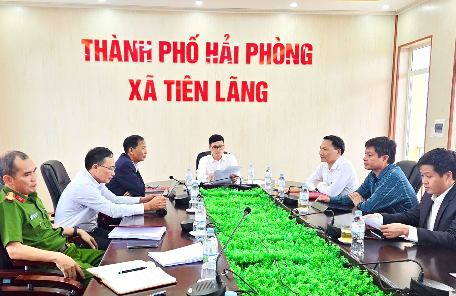 Ban Thường vụ Đảng ủy xã Tiên Lãng họp giải quyết các kiến nghị của nhân dân, doanh nghiệp. Ban Thường vụ Đảng ủy xã Tiên Lãng họp giải quyết các kiến nghị của nhân dân, doanh nghiệp.