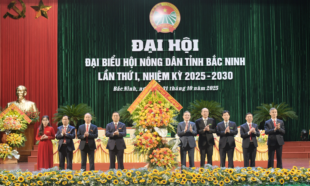 Lãnh đạo Trung ương Hội Nông dân Việt Nam tặng hoa chúc mừng Đại hội.