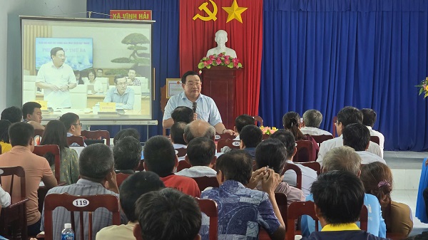 Ông Trinh Minh Hoàng- Phó Chủ tịch UBND tỉnh Khánh Hòa xuống gặp gỡ làm việc với người dân bị ảnh hưởng dự án