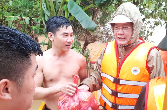 ông Trần Phước Sơn, Ủy viên Ban Thường vụ, Phó Chủ tịch Thường trực HĐND TP. Đà Nẵng, trao quà cho bà con vùng rốn lũ.