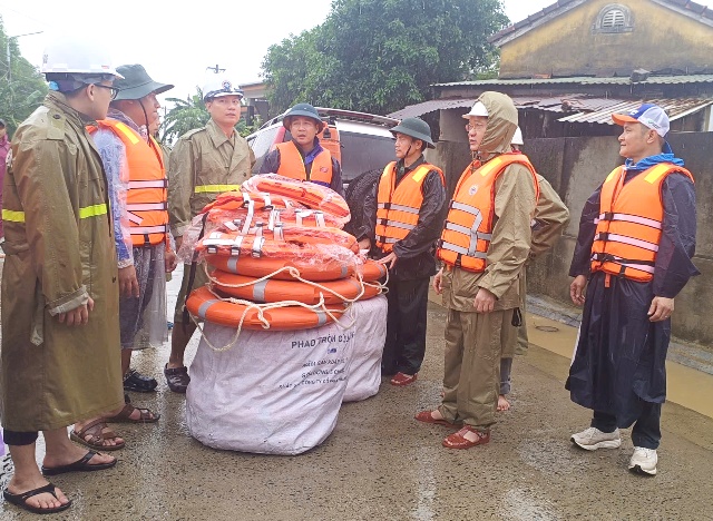 Ông Trần Phước Sơn, Ủy viên Ban Thường vụ, Phó Chủ tịch Thường trực HĐND TP. Đà Nẵng cùng đoàn, đến thăm động viên bà con vùng lũ tại xã Đại Lộc