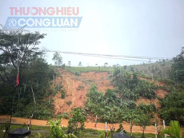 Đèo Lò Xo xảy ra 21 vị trí sạt lở nghiêm trọng. Đèo Lò Xo xảy ra 21 vị trí sạt lở nghiêm trọng.