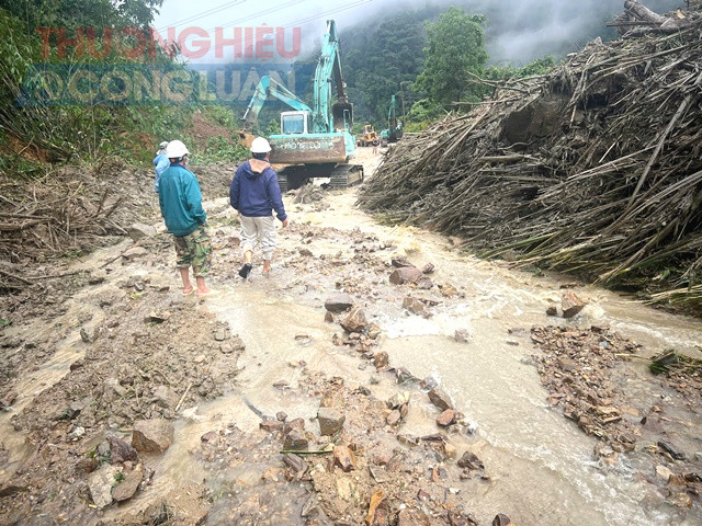 Khu Quản lý đường bộ III đã huy động toàn bộ lực lượng, phương tiện, máy móc triển khai ứng cứu khẩn cấp, tập trung mở đường, dọn đất đá và tổ chức phân luồng đảm bảo an toàn cho người và phương tiện. Khu Quản lý đường bộ III đã huy động toàn bộ lực lượng, phương tiện, máy móc triển khai ứng cứu khẩn cấp, tập trung mở đường, dọn đất đá và tổ chức phân luồng đảm bảo an toàn cho người và phương tiện.
