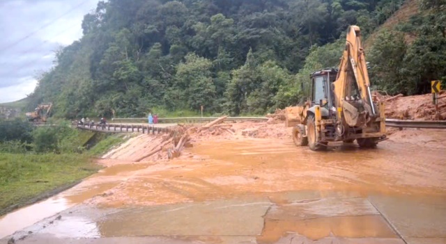 Đèo Lò Xo qua Quảng Ngãi đã thông tuyến, hướng Đà Nẵng còn 3 điểm bị ách tắc