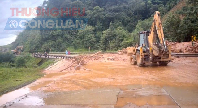 Đèo Lò Xo đoạn giáp ranh giữa tỉnh Kon Tum và Quảng Nam (cũ) xảy ra 21 vị trí sạt lở nghiêm trọng khiến giao thông trên trục huyết mạch này bị tê liệt. Đèo Lò Xo đoạn giáp ranh giữa tỉnh Kon Tum và Quảng Nam (cũ) xảy ra 21 vị trí sạt lở nghiêm trọng khiến giao thông trên trục huyết mạch này bị tê liệt.