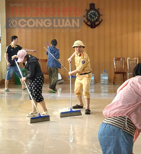 Vệ sinh b&agrave;n ghế cho học sinh.