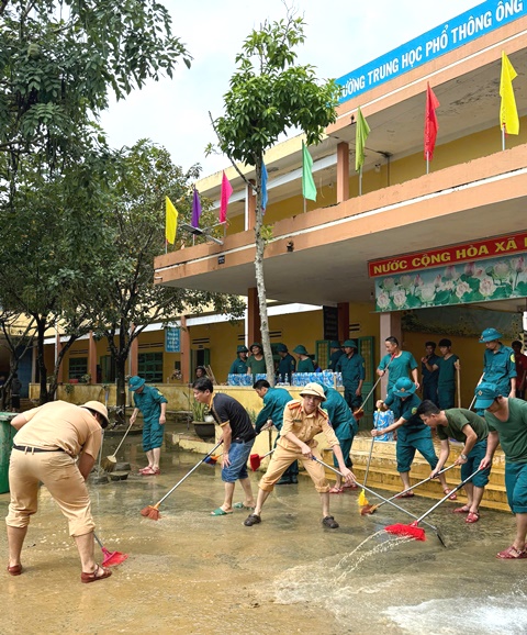 Đà Nẵng: Khẩn trương dọn dẹp trường lớp sau lũ