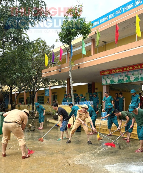 Trạm CSGT H&ograve;a Nhơn, Cảnh s&aacute;t PCCC, Lực lượng vũ trang v&agrave; gi&aacute;o vi&ecirc;n, x&atilde; H&ograve;a Vang, TP. Đ&agrave; Nẵng đ&atilde; khẩn trương dọn dẹp b&ugrave;n đất để sớm đ&oacute;n học sinh đi học trở lại.