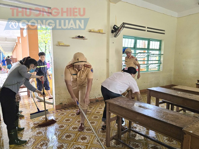Thầy, c&ocirc; gi&aacute;o Trường THPT &Ocirc;ng &Iacute;ch Khi&ecirc;m dọn trường lớp sau lũ.